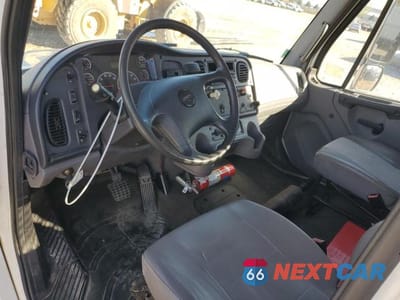 Zdjęcie 8 z 12 samochodu: 2014 FREIGHTLINER M2 106 MED - SEMI TRUCK VIN:3ALACXDT1EDFK1095 - miniatura
