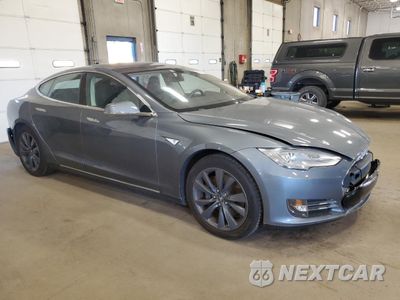 Czwarte zdjęcie samochodu z boku: 2013 TESLA MODEL S VIN:5YJSA1DN1DFP22487 - miniatura
