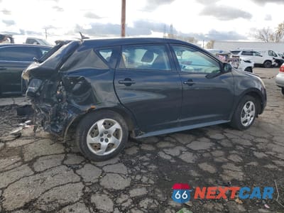 Trzecie zdjęcie samochodu z tyłu: 2010 PONTIAC VIBE VIN:5Y2SP6E83AZ417549 - miniatura