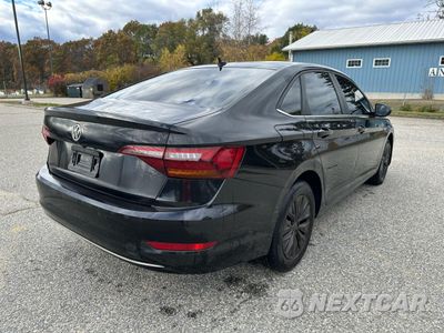 Czwarte zdjęcie samochodu z boku: 2019 VOLKSWAGEN JETTA S VIN:3VWC57BU9KM164299 - miniatura