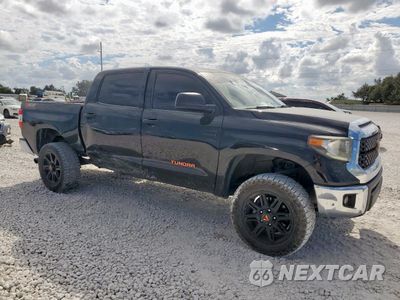 Czwarte zdjęcie samochodu z boku: 2020 TOYOTA TUNDRA CREWMAX SR5 VIN:5TFDY5F1XLX879221 - miniatura