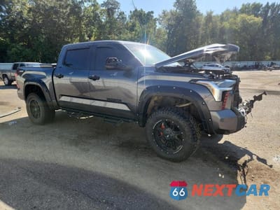 Czwarte zdjęcie samochodu z boku: 2023 TOYOTA TUNDRA CREWMAX SR VIN:5TFLA5DB2PX108317 - miniatura