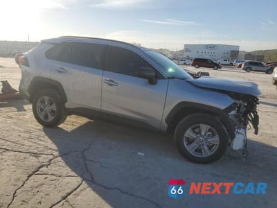 Czwarte zdjęcie samochodu z boku: 2025 TOYOTA RAV4 LE VIN:JTMLWRFV4SD311882 - miniatura