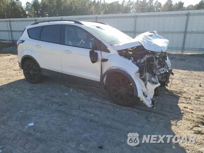 Czwarte zdjęcie samochodu z boku: 2018 FORD ESCAPE SE VIN:1FMCU0GD2JUB21239 - miniatura