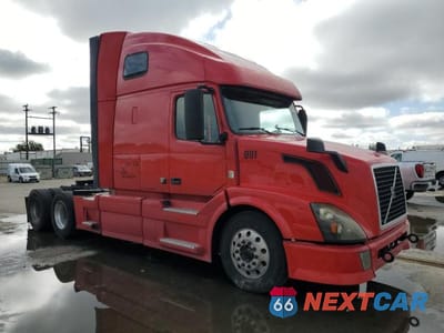2013 VOLVO VN VNL 4V4NC9KK8DN143534 - główne zdjęcie licytacji z USA - miniatura
