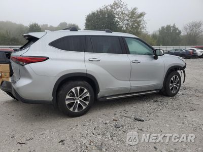 Trzecie zdjęcie samochodu z tyłu: 2022 TOYOTA HIGHLANDER XLE VIN:5TDGZRBH9NS177002 - miniatura