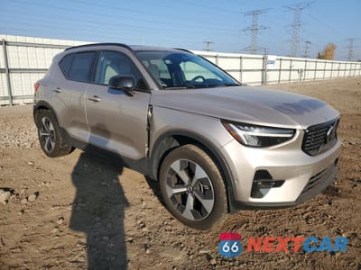 Czwarte zdjęcie samochodu z boku: 2024 VOLVO XC40 PLUS VIN:YV4L12UL7R2367275 - miniatura