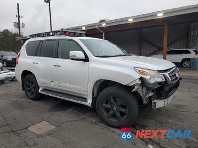 Czwarte zdjęcie samochodu z boku: 2013 LEXUS GX 460 VIN:JTJBM7FX7D5063631 - miniatura