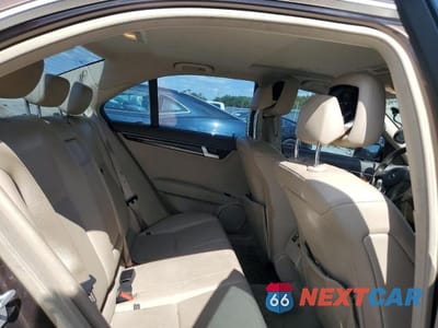 Zdjęcie 10 z 12 samochodu: 2014 MERCEDES-BENZ C 250 VIN:WDDGF4HBXER309719 - miniatura