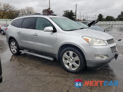 Czwarte zdjęcie samochodu z boku: 2012 CHEVROLET TRAVERSE LTZ VIN:1GNKRLED8CJ404827 - miniatura