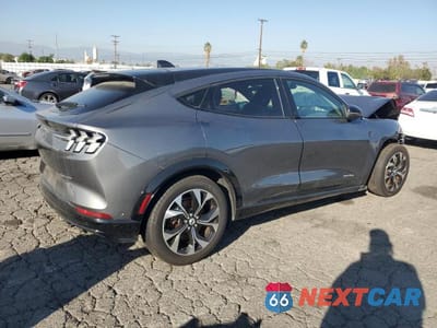 Trzecie zdjęcie samochodu z tyłu: 2023 FORD MUSTANG MACH-E PREMIUM VIN:3FMTK3SU8PMB06336 - miniatura
