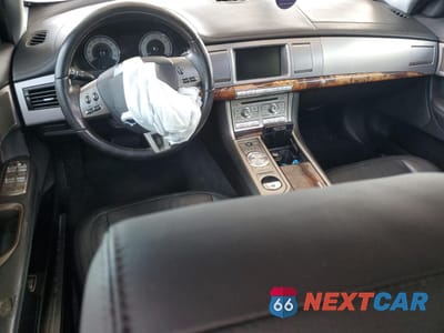 Zdjęcie 8 z 14 samochodu: 2011 JAGUAR XF VIN:SAJWA0FB0BLS00847 - miniatura