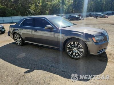 Czwarte zdjęcie samochodu z boku: 2013 CHRYSLER 300 S VIN:2C3CCABG9DH587017 - miniatura