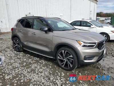 Czwarte zdjęcie samochodu z boku: 2022 VOLVO XC40 T5 R-DESIGN VIN:YV4162UMXN2714870 - miniatura