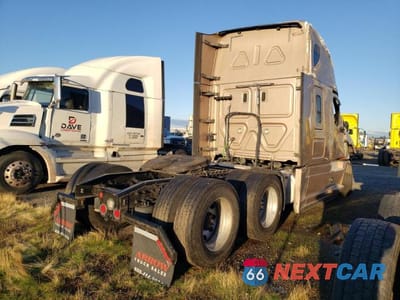Czwarte zdjęcie samochodu z boku: 2020 FREIGHTLINER CASCADIA 126 SEMI TRUCK VIN:3AKJHHDR6LSLG4889 - miniatura