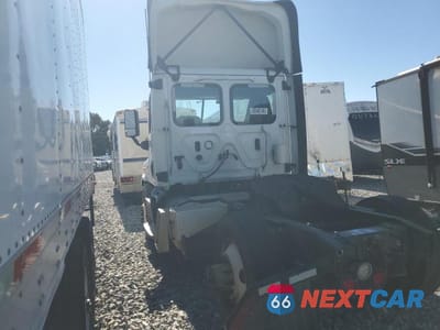 Trzecie zdjęcie samochodu z tyłu: 2018 FREIGHTLINER CASCADIA 113 SEMI TRUCK VIN:3AKBGADV7JSJN2869 - miniatura