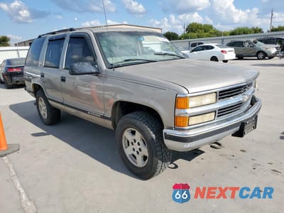 Czwarte zdjęcie samochodu z boku: 1999 CHEVROLET TAHOE VIN:1GNEK13R5XR149467 - miniatura