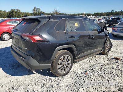 Trzecie zdjęcie samochodu z tyłu: 2020 TOYOTA RAV4 XLE PREMIUM VIN:JTMC1RFV9LD053178 - miniatura