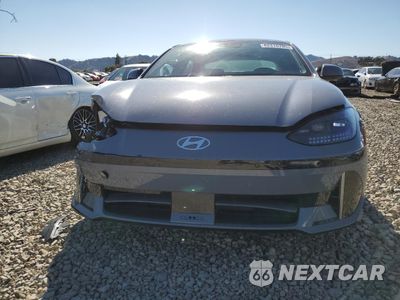 Piąte zdjęcie samochodu w środku: 2024 HYUNDAI IONIQ 6 SEL VIN:KMHM34AAXRA071636 - miniatura