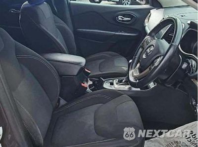 Piąte zdjęcie samochodu w środku: 2016 JEEP CHEROKEE LATITUDE VIN:1C4PJLCB2GW374269 - miniatura