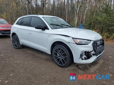 Czwarte zdjęcie samochodu z boku: 2021 AUDI Q5 PROGRESSIV VIN:WA1EAAFYXM2005748 - miniatura