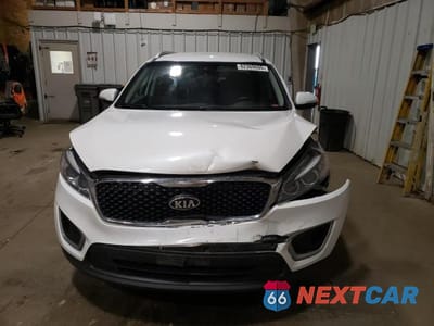 Piąte zdjęcie samochodu w środku: 2017 KIA SORENTO LX VIN:5XYPGDA34HG246677 - miniatura