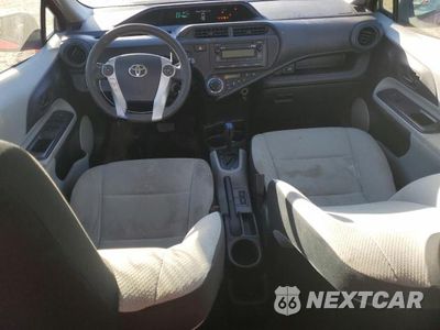 Zdjęcie 8 z 12 samochodu: 2012 TOYOTA PRIUS C VIN:JTDKDTB30C1524527 - miniatura