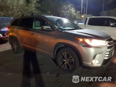 Czwarte zdjęcie samochodu z boku: 2018 TOYOTA HIGHLANDER LE VIN:5TDZZRFH8JS265892 - miniatura