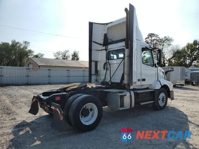 Czwarte zdjęcie samochodu z boku: 2017 VOLVO VNL SEMI TRUCK VIN:4V4N39TG7HN988052 - miniatura