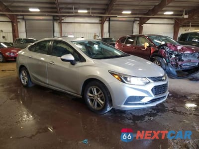 Czwarte zdjęcie samochodu z boku: 2017 CHEVROLET CRUZE LT VIN:3G1BE5SM4HS601092 - miniatura