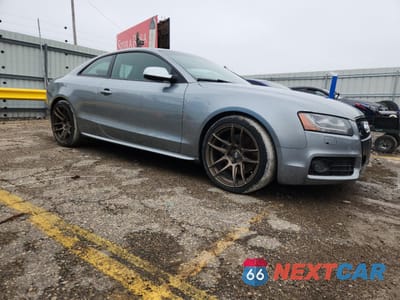 Czwarte zdjęcie samochodu z boku: 2011 AUDI S5 PRESTIGE VIN:WAUVVAFRXBA062227 - miniatura