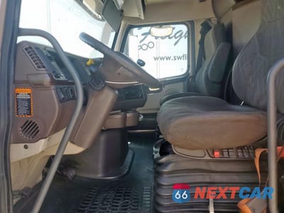 Piąte zdjęcie samochodu w środku: 2016 VOLVO VNL SEMI TRUCK VIN:4V4N99EH8GN950719 - miniatura