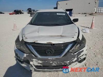 Piąte zdjęcie samochodu w środku: 2017 NISSAN ALTIMA 2.5 VIN:1N4AL3AP1HC178976 - miniatura