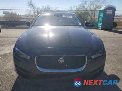 Piąte zdjęcie samochodu w środku: 2017 JAGUAR XE PREMIUM VIN:SAJAJ4BV8HCP14987 - miniatura