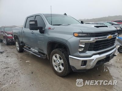 Czwarte zdjęcie samochodu z boku: 2024 CHEVROLET SILVERADO K2500 HEAVY DUTY LT VIN:2GC4YNE73R1117554 - miniatura