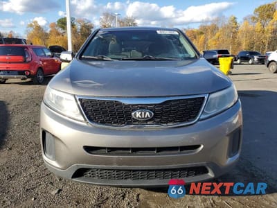 Piąte zdjęcie samochodu w środku: 2015 KIA SORENTO LX VIN:5XYKTCA67FG560332 - miniatura