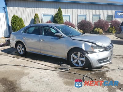 Czwarte zdjęcie samochodu z boku: 2013 VOLKSWAGEN PASSAT SE VIN:1VWBP7A33DC120737 - miniatura