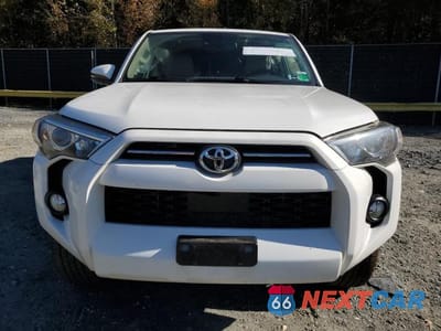 Piąte zdjęcie samochodu w środku: 2020 TOYOTA 4RUNNER SR5/SR5 PREMIUM VIN:JTEBU5JR8L5743127 - miniatura