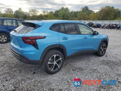 Trzecie zdjęcie samochodu z tyłu: 2025 CHEVROLET TRAX 1RS VIN:KL77LGEP8SC308892 - miniatura