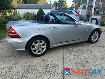 Czwarte zdjęcie samochodu z boku: 2001 MERCEDES-BENZ SLK 230 KOMPRESSOR VIN:WDBKK49F31F234132 - miniatura