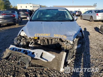 Piąte zdjęcie samochodu w środku: 2017 FORD FOCUS SE VIN:1FADP3F20HL291848 - miniatura