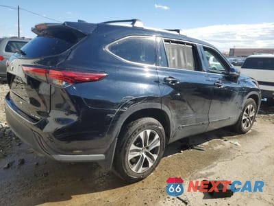 Trzecie zdjęcie samochodu z tyłu: 2022 TOYOTA HIGHLANDER XLE VIN:5TDGZRBH6NS236250 - miniatura