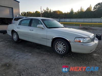 Czwarte zdjęcie samochodu z boku: 2004 LINCOLN TOWN CAR ULTIMATE VIN:1LNHM83W64Y681743 - miniatura