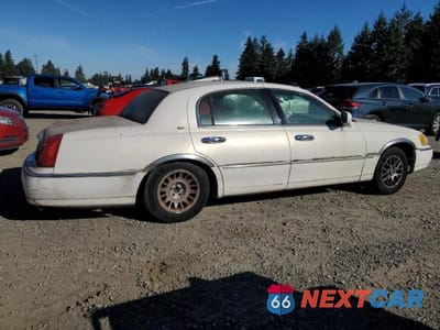 Trzecie zdjęcie samochodu z tyłu: 2001 LINCOLN TOWN CAR CARTIER VIN:1LNHM83W01Y665887 - miniatura