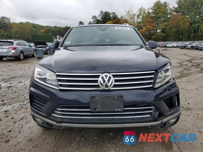 Piąte zdjęcie samochodu w środku: 2017 VOLKSWAGEN TOUAREG WOLFSBURG VIN:WVGRF7BP9HD005058 - miniatura