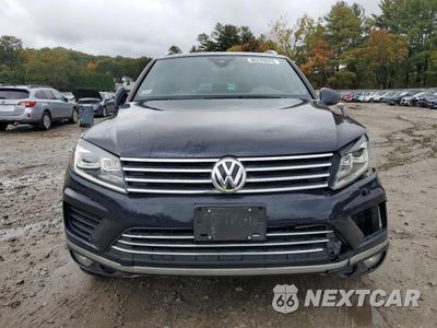 Piąte zdjęcie samochodu w środku: 2017 VOLKSWAGEN TOUAREG WOLFSBURG VIN:WVGRF7BP9HD005058 - miniatura