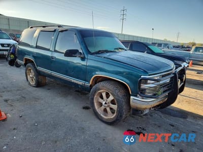 Czwarte zdjęcie samochodu z boku: 1999 CHEVROLET TAHOE K1500 VIN:1GNEK13R3XJ513285 - miniatura