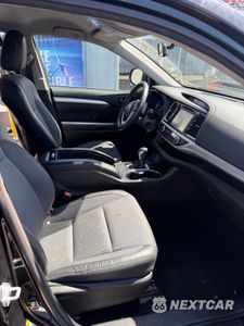 Piąte zdjęcie samochodu w środku: 2016 TOYOTA HIGHLANDER LE VIN:5TDBKRFH4GS296152 - miniatura