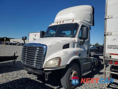 Drugie zdjęcie samochodu z przodu: 2018 FREIGHTLINER CASCADIA 113 SEMI TRUCK VIN:3AKBGADV7JSJN2869 - miniatura