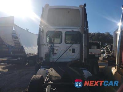 Zdjęcie 6 z 10 samochodu: 2016 FREIGHTLINER CASCADIA 125 SEMI TRUCK VIN:1FUBGEDV6GLHC5609 - miniatura